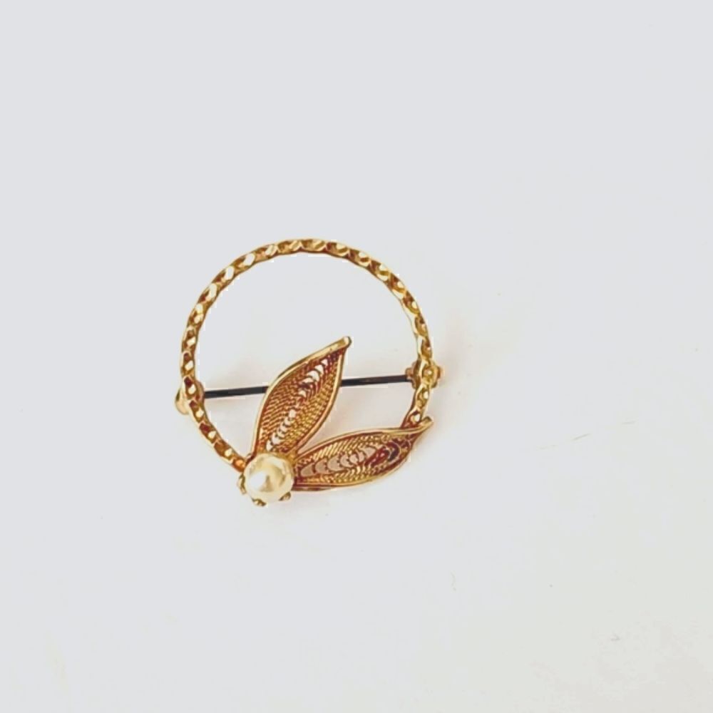 Vintage Gold fillagree leaf & pearl circle brooch